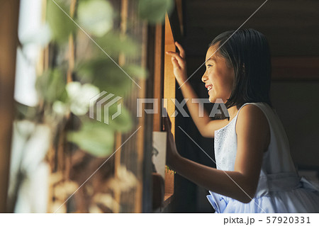 女の子　子供　勉強 57920331