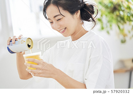 女性　ビール　飲む 57920332