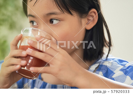 女の子　子供　飲み物 57920333