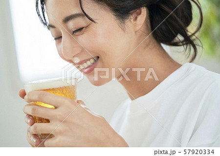 女性 ビール 飲む 女性 ビール 飲む 57920334