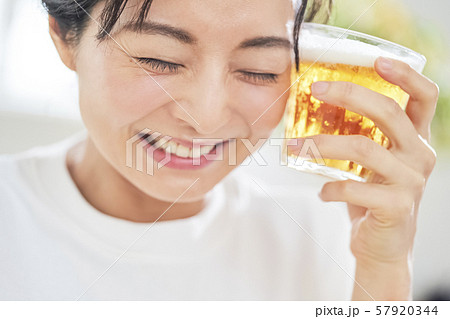 女性　ビール　飲む 57920344