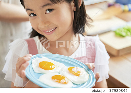 親子　母親　娘　料理 57920345