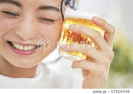 女性 ビール 飲む 女性 ビール 飲む 57920346