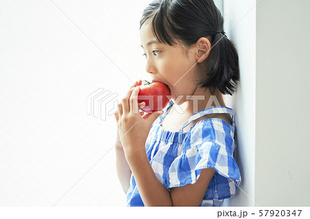 女の子　子供　食べる 57920347