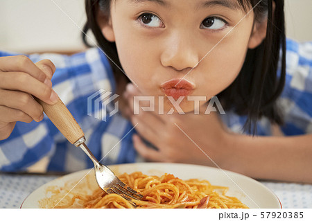 女の子　子供　食べる 57920385