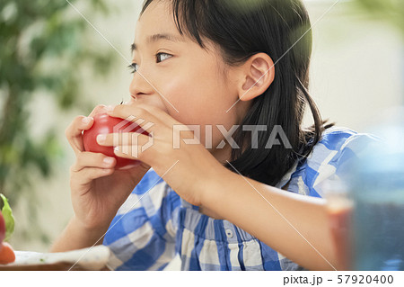 女の子　子供　食べる 57920400
