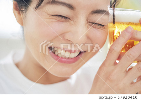 女性 ビール 飲む 女性 ビール 飲む 57920410