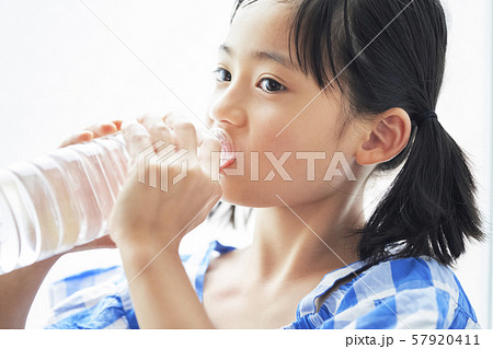 女の子　子供　飲み物 57920411