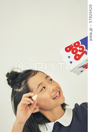 女の子　子供　ポートレート 57920420