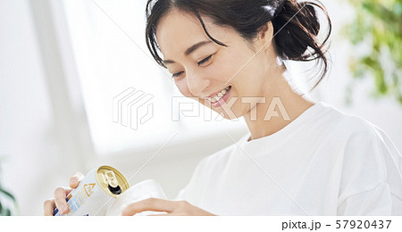 女性 ビール 飲む 女性 ビール 飲む 57920437