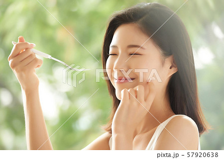 女性 ライフスタイル 食事 女性 ライフスタイル 食事 57920638