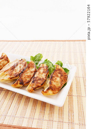 美味しそうな焼き餃子 美味しそうな焼き餃子 57922164