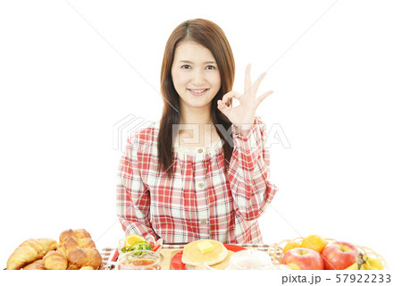 食事を楽しむ女性 57922233