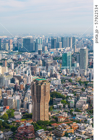 日本の東京都市景観　品川方面や元麻布ヒルズフォレストタワーなどを望む 57922534