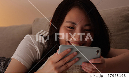 女性　夜更かし　スマホ　スマートフォン　 57923148
