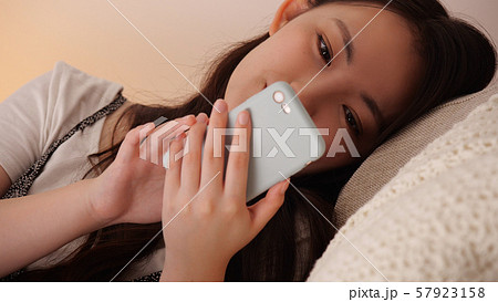 女性 夜更かし スマホ スマートフォン 女性 夜更かし スマホ スマートフォン 57923158