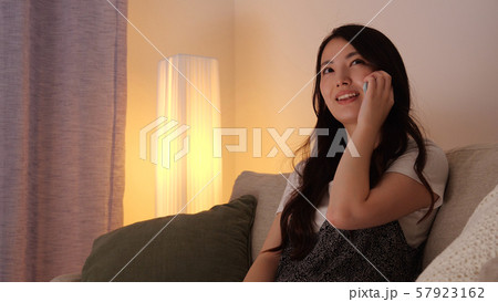 女性　夜更かし　スマホ　スマートフォン　通話 57923162
