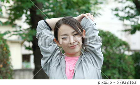 女性　トレーニング　スポーツウェア 57923163