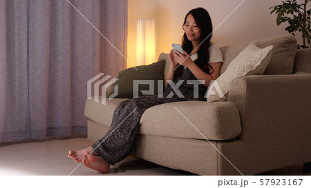 女性 夜更かし スマホ スマートフォン 女性 夜更かし スマホ スマートフォン 57923167