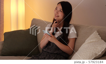 女性　夜更かし　スマホ　スマートフォン 57923184