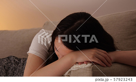 女性　ソファー　寝落ち 57923243