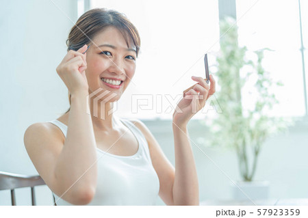 ビューティー 美容 若い女性 ビューティー 美容 若い女性 57923359