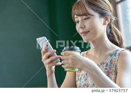 カフェ スマホ OL 休日 カフェ スマホ OL 休日 57923757