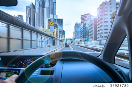 運転席から見る高速道路と都会の景色 57923786