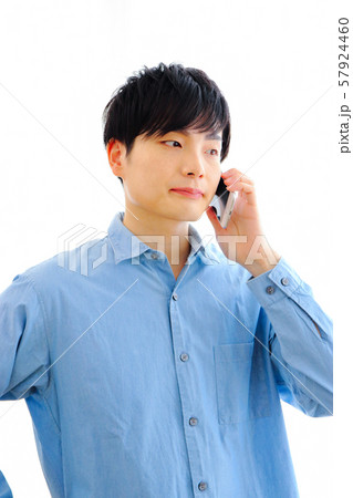 スマホで電話をする男性 スマホで電話をする男性 57924460