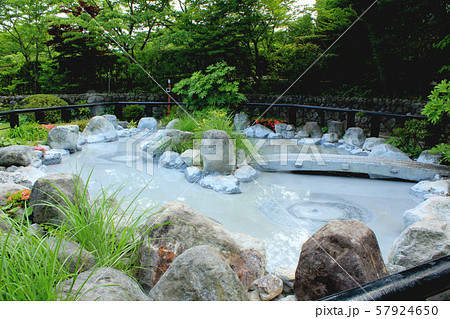 【鬼石坊主地獄】吹き出す灰色の熱泥 57924650