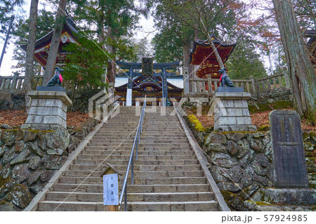 埼玉県秩父市の三峯神社(みつみねじんじゃ)の石段下から拝殿を見る 57924985