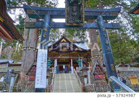 埼玉県秩父市の三峯神社(みつみねじんじゃ)の石段下から拝殿を見る 57924987