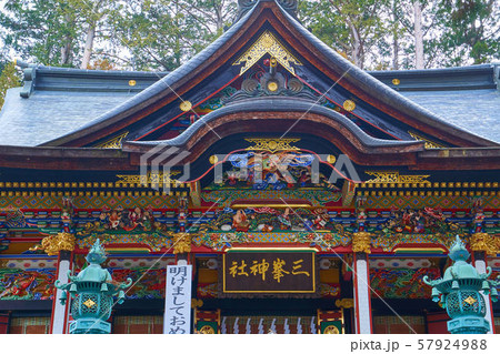 埼玉県秩父市の三峯神社(みつみねじんじゃ)の拝殿を見る 埼玉県秩父市の三峯神社(みつみねじんじゃ)の拝殿を見る 57924988