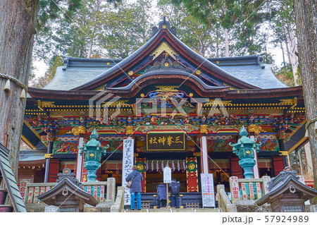 埼玉県秩父市の三峯神社(みつみねじんじゃ)の拝殿を見る 57924989