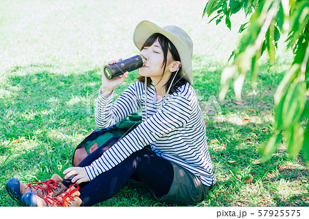 外でお茶を飲む女性 外でお茶を飲む女性 57925575