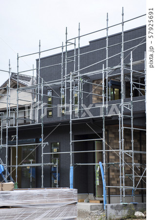 足場が組まれた新築工事現場 57925691