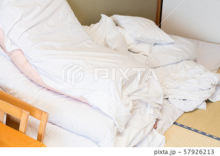 旅館　畳んだ布団 57926213