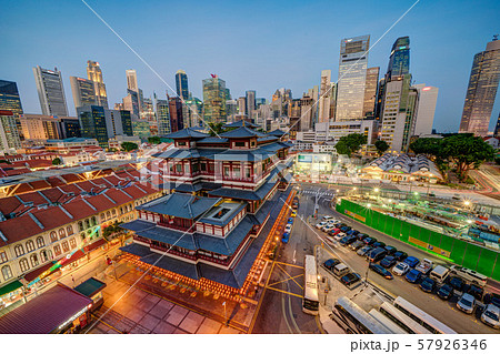 シンガポールの景色 中華街の仏牙寺龍華院と金融街の摩天楼の写真素材