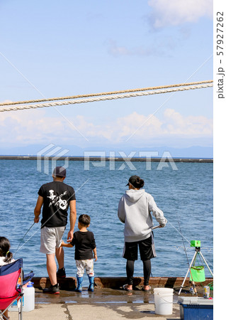 釣り 夏 海釣り 後姿 釣り人 家族 親子 人 海 小樽 小樽築港 青空 趣味 フィッシングの写真素材