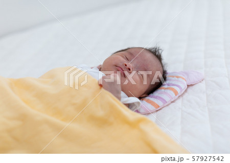 生後2ヵ月の新生児 生後2ヵ月の新生児 57927542