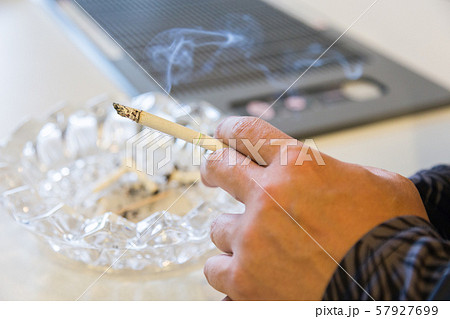 喫煙室 手元 喫煙室 手元 57927699