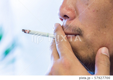 煙草を吸う男性 煙草を吸う男性 57927700