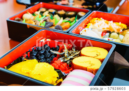 日本の正月イメージ:年末に家庭で作られ新年に家族揃って食べる御節料理と重箱:受け継がれる伝統・風習 日本の正月イメージ:年末に家庭で作られ新年に家族揃って食べる御節料理と重箱:受け継がれる伝統・風習 57928603