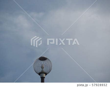 曇り空と街灯 57928932