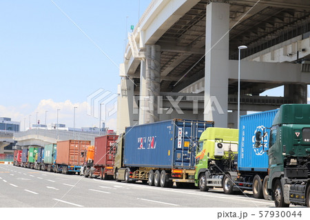 横浜本牧ふ頭で出荷待ちのコンテナトラックの写真素材 [57930044] - PIXTA