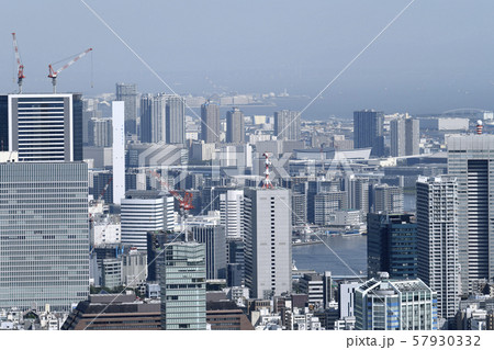 日本の東京都市景観 台風一過（台風15号）で、晴れ間が広がり始めた晴海方面（千葉は暗雲）＝9日撮影 57930332