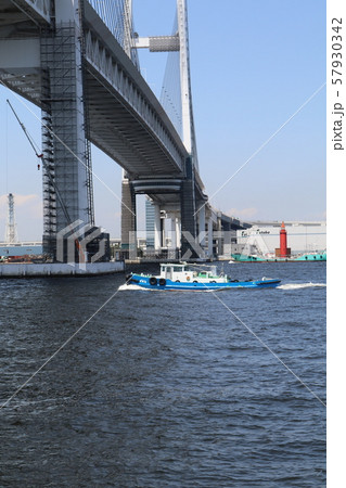 横浜ベイブリッジと下を通過する船 57930342