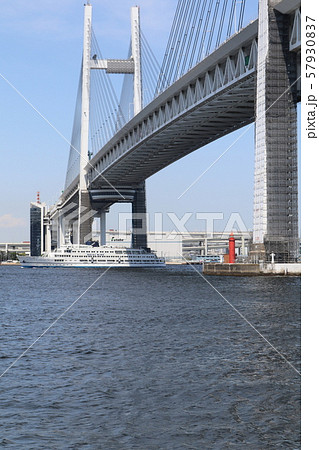 横浜ベイブリッジと下を通過するレストラン観光船ロイヤルウイング 横浜ベイブリッジと下を通過するレストラン観光船ロイヤルウイング 57930837