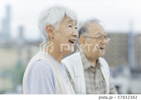 シニア夫婦 57932362