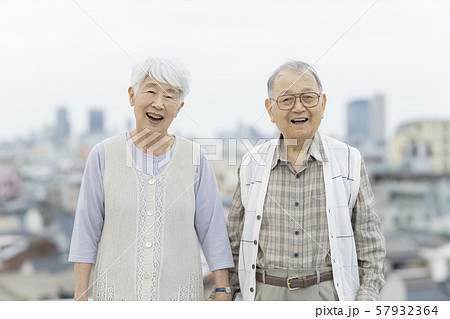 シニア夫婦 57932364
